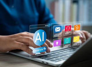 Pemula di dunia investasi kripto sedang memahami konsep dasar trading otomatis berbasis AI