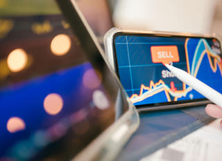Trader lintas pasar yang mengkaji opsi Bitcoin, Ethereum, serta forex